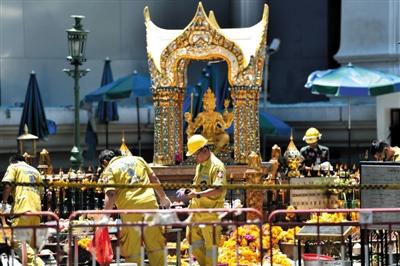 18日，泰國曼谷四面佛前，救援人員在爆炸現場進行清理。四面佛附近17日晚發(fā)生爆炸，造成6名中國公民死亡，20余人受傷。