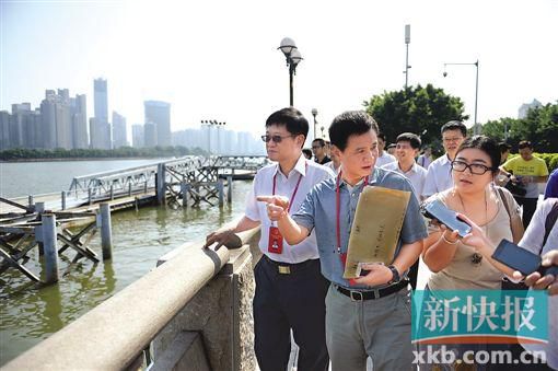 人大代表們在珠江邊現(xiàn)場調研。