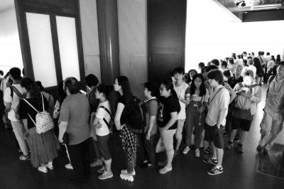 眾人排起長隊等待觀看中國第一畫《清明上河圖》。