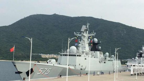 中國海軍艦艇編隊12日上午從三亞起航，參加“和平友誼-2015”中馬兩軍首次實兵聯(lián)演。
