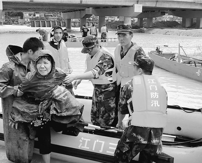 5日，廣東江門市邊防官兵解救被洪水圍困的群眾。 廖 鍵攝（人民視覺）