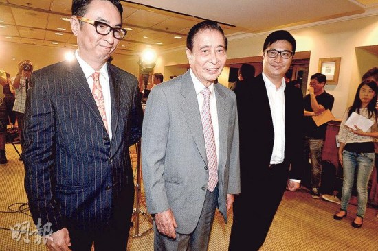 四叔李兆基（中）、長子李家杰（左）及次子李家誠