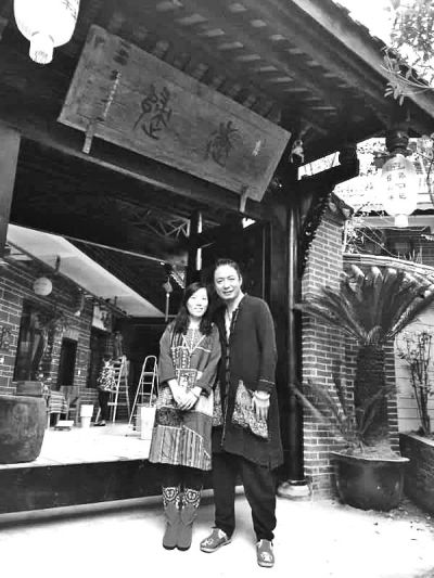 顧少?gòu)?qiáng)和丈夫在自己的客棧前合影,作為結(jié)婚照。照片由受訪者提供