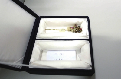 存放于匣內(nèi)的金簪華美依舊。