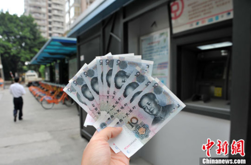 “如果是千元左右的跨行轉(zhuǎn)賬，都會先充值到支付寶，然后再轉(zhuǎn)到相應(yīng)銀行賬戶中”，肩負(fù)3000多元月供的北京白領(lǐng)小李告訴中新網(wǎng)記者，這樣操作起來方便、省時(shí)，還免去下載好幾個(gè)銀行客戶端的麻煩。