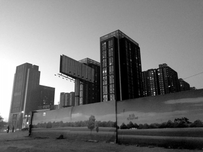 荒地西、南、北三面被2米多高的圍欄圍住。