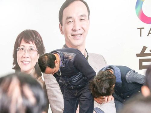 國民黨明天下午將召開臨時中常會，決定由誰擔(dān)任代理主席。圖為朱立倫與王如玄上午到競選總部，向支持自己競選的志工們一一致意，感謝他們的陪伴。圖片來源：臺灣《聯(lián)合報》