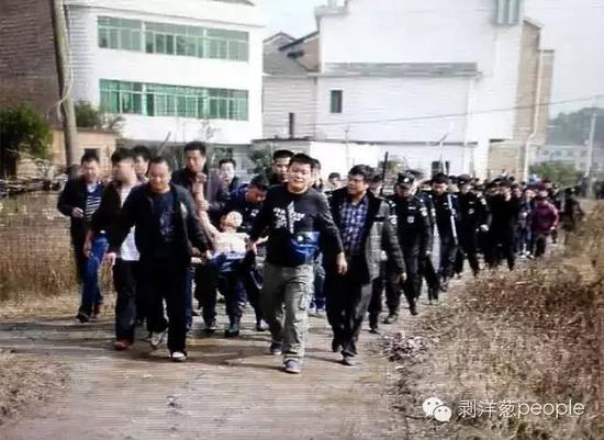 聶露勇被抓獲時(shí)畫(huà)面。