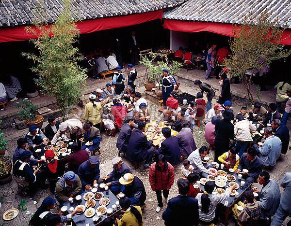 貴州畢節(jié)織金縣板橋鄉(xiāng)政府公職人員在整頓村民亂辦酒席時(shí)，雙方發(fā)生沖突并互有出手。