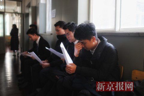 主持系考生正在備考區(qū)等待考試。