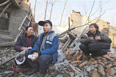 2014年1月，取保候審的宋爭光和父母看著殘敗的房子，默默流淚