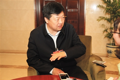 昨日下午，全國人大代表、哈爾濱市長宋希斌在駐地接受新京報(bào)記者專訪。張磊 攝