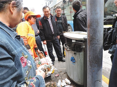 四川達(dá)州市通川區(qū)一垃圾桶，被搶槍支在此被找到。
