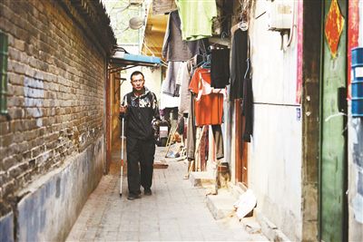 雖然曾被報(bào)道擁有兩套房產(chǎn)，李大鵬實(shí)際的租住地在一片棚戶區(qū)里