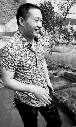 救出小孩上后，楊文利一身糞水。