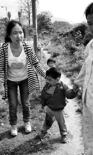 獲救小孩及其母親段曉霞。