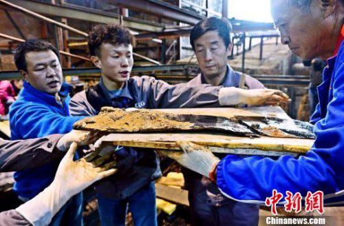 圖為南昌西漢?；韬钅怪鳂∈铱脊虐l(fā)掘現(xiàn)場出土了一組漆器“屏風”?！」?攝