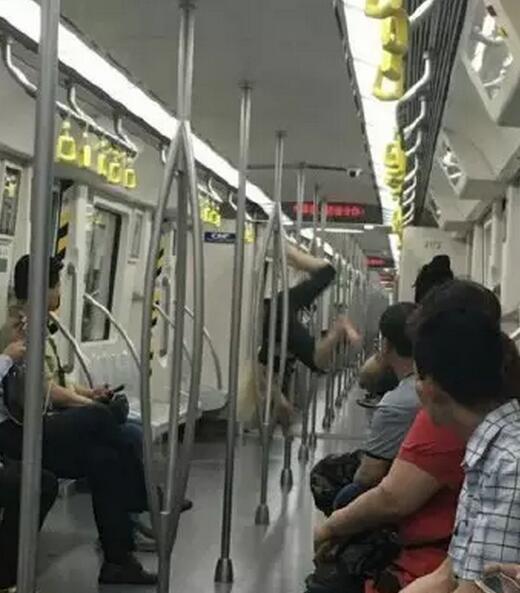 女子在地鐵上跳鋼管舞。