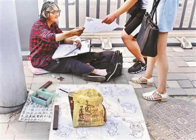 八旬老太路邊擺攤賣畫稱養(yǎng)家 八旬老太路邊擺攤賣畫稱養(yǎng)家