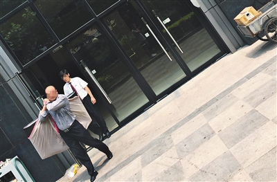 昨日11時許，新華聯(lián)國際公寓門口，一男子將電視等賭具轉(zhuǎn)移，后被警方控制