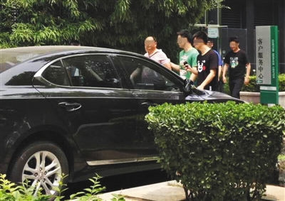 昨日下午，北京警方從新華聯(lián)國際公寓內(nèi)帶出一名男子