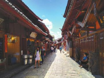 6月3日中午，麗江古城街道上游客稀少。