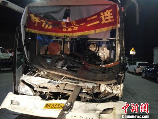 圖為載客大巴車，受損嚴(yán)重。