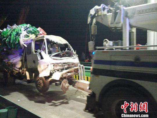 圖為事故清障車運送受損車輛。