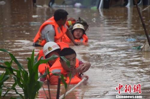 資料圖：6月20日，貴州省黔西南州暴雨成災(zāi)。圖為消防員抗洪救人?！∏髂舷?攝