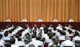 上圖為全省領(lǐng)導(dǎo)干部會(huì)議會(huì)場(chǎng)。 本報(bào)記者李聯(lián)軍攝