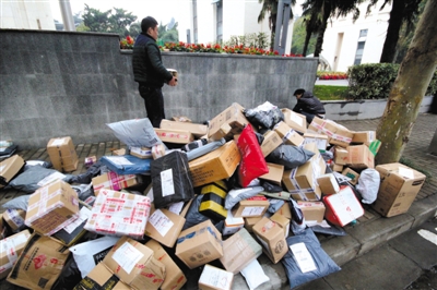 2015年11月19日，江蘇省南京市，河海大學(xué)校園外的路上大堆的快遞。圖/視覺中國