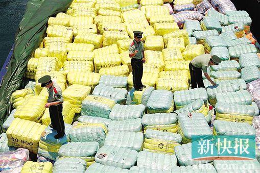 邊防官兵正在檢查截獲的走私舊衣物。 通訊員供圖