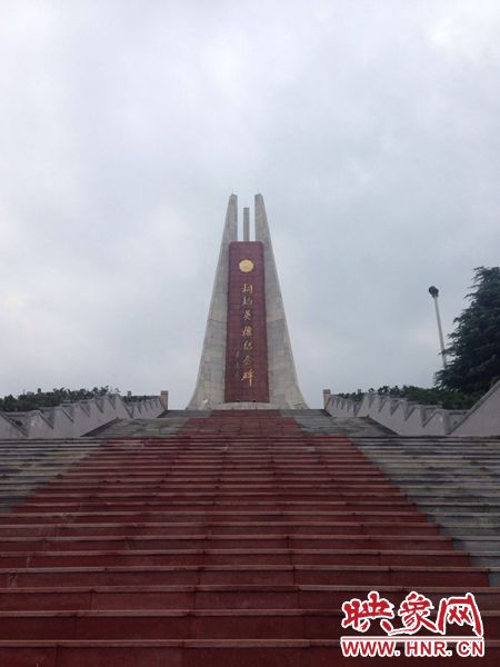 桐柏是革命老區(qū)，英雄紀念碑位于南端翠屏山上。