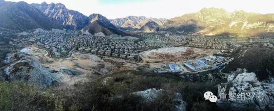 河北淶水“青青小鎮(zhèn)”1-6期全景圖，上百棟別墅組成的別墅群依山而建。部分山體被炸平，準備建起聯(lián)排雙拼別墅。    新京報記者 大路 攝