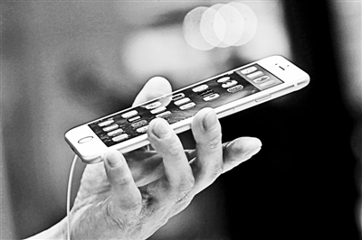 事實(shí)上，很多專業(yè)人士認(rèn)為蘋(píng)果回到美國(guó)生產(chǎn)不切實(shí)際的真正原因在于美國(guó)缺乏足夠的產(chǎn)業(yè)工人和配套產(chǎn)業(yè)鏈。一家風(fēng)險(xiǎn)投資公司的合伙人就表示：“目前美國(guó)在消費(fèi)電子產(chǎn)品領(lǐng)域已經(jīng)不具備供應(yīng)鏈。這種供應(yīng)鏈不僅僅指的是原材料和核心部件，而且還包括具有一定能力的熟練技術(shù)工人。”