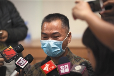 昨日，深圳，羅一笑的父親羅爾接受媒體采訪。圖/視覺(jué)中國(guó)
