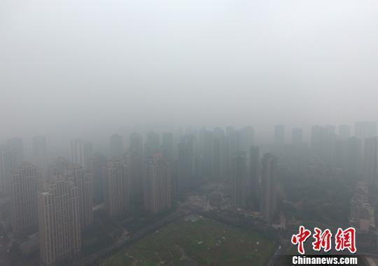  1月5日，重慶主城上空一片灰蒙蒙。