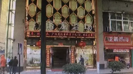 張阿姨說(shuō)，附近柜臺(tái)一名工作人員，說(shuō)什么也不讓她在這塊走廊哄孫女，幾句不和，雙方吵了起來(lái)。