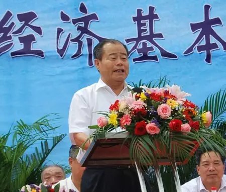 信發(fā)集團(tuán)發(fā)展成為一家集發(fā)電、供熱、氧化鋁、電解鋁、碳素、燒堿、聚氯乙烯、電石、鋁深加工等產(chǎn)業(yè)于一體的現(xiàn)代化大型企業(yè)集團(tuán)，位于山東聊城茌平縣。2016年10月，信發(fā)集團(tuán)董事局主席張學(xué)信在接受山東商報(bào)采訪時(shí)表示，44年企業(yè)沒有一名員工離職。