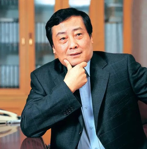 靠一瓶一瓶賣水發(fā)家的娃哈哈董事長宗慶后曾接受《環(huán)球時(shí)報(bào)》采訪表示，企業(yè)家社會(huì)責(zé)任除了體現(xiàn)在為社會(huì)創(chuàng)造財(cái)富，解決更多就業(yè)，以及增加稅收貢獻(xiàn)，再者就是要把員工照顧好，讓員工在企業(yè)發(fā)展，收入生活水平提高。