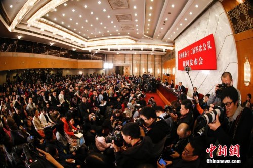 資料圖：2016年3月2日，全國政協(xié)十二屆四次會議新聞發(fā)布會在北京人民大會堂舉行，大會新聞發(fā)言人王國慶回答記者提問。 中新社記者 杜洋 攝