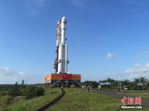 4月17日7時(shí)30分，承載著長(zhǎng)征七號(hào)遙二運(yùn)載火箭與天舟一號(hào)貨運(yùn)飛船組合體的活動(dòng)發(fā)射平臺(tái)，垂直轉(zhuǎn)運(yùn)至發(fā)射區(qū)，標(biāo)志著“天舟一號(hào)”飛行任務(wù)正式進(jìn)入發(fā)射階段。閆寧 攝