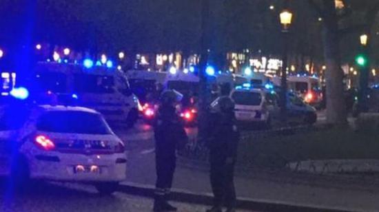 據(jù)英國(guó)廣播公司（BBC）消息，巴黎警方稱，巴黎中部發(fā)生槍擊事件，一名警察死亡，另一名受傷。