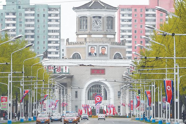 4月25日是朝鮮人民軍建軍85周年紀(jì)念日。圖為24日的平壤街頭。