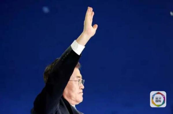 目前民調(diào)領(lǐng)先的共同民主黨候選人文在寅方面當(dāng)天上午表示，強行在星州部署“薩德”的做法“無視國民意愿和程序”，實際上切斷了下屆政府針對“薩德”相關(guān)政策的判斷余地。