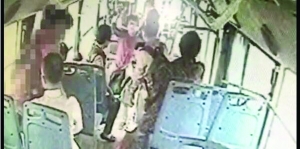 女司機(jī)路見(jiàn)不平一聲吼，小女孩方才脫身 視頻截圖