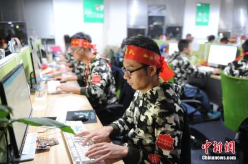 資料圖：安徽蕪湖某電商迎戰(zhàn)雙十一。中新社記者 張婭子 攝