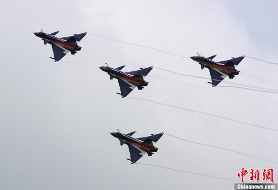 資料圖：殲-10表演機。<a target='_blank'  _fcksavedurl='http://www.chinanews.com/' _fcksavedurl='http://www.chinanews.com/'>中新社</a>發(fā) 申進科 攝