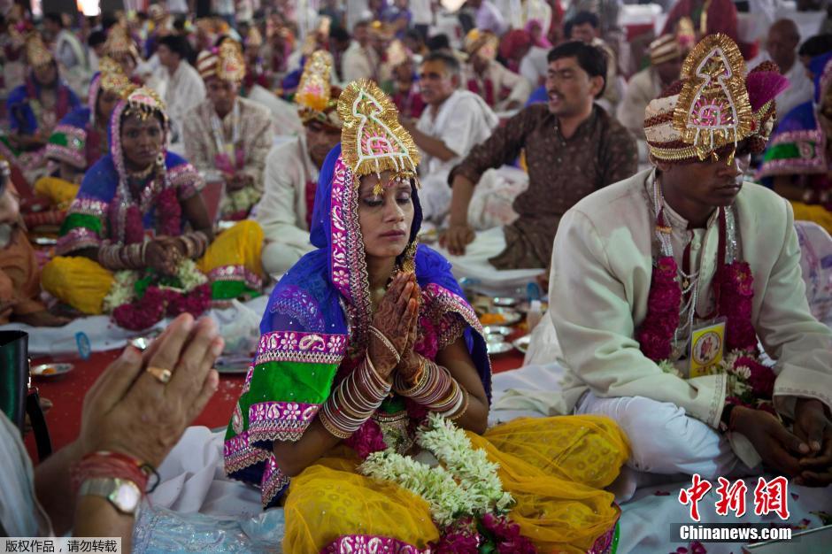 當(dāng)?shù)貢r間2014年6月15日,印度新德里,印度政府為數(shù)百對貧困新人舉辦集體婚禮。