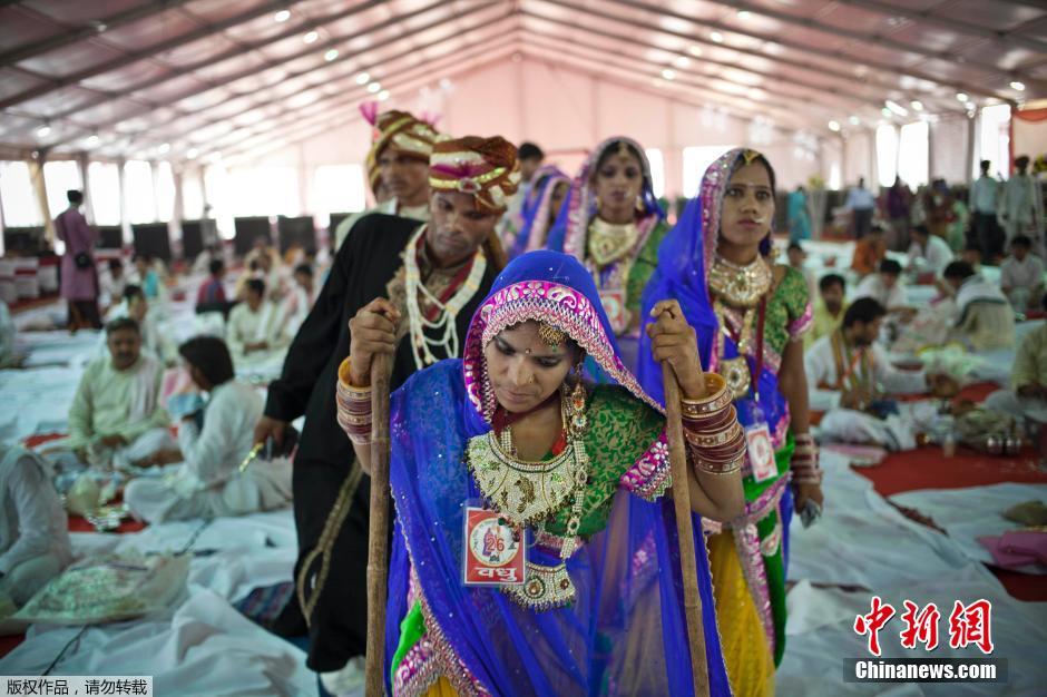 當(dāng)?shù)貢r間2014年6月15日,印度新德里,印度政府為數(shù)百對貧困新人舉辦集體婚禮。